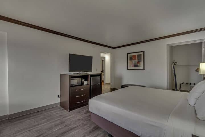 Room 9 of 103