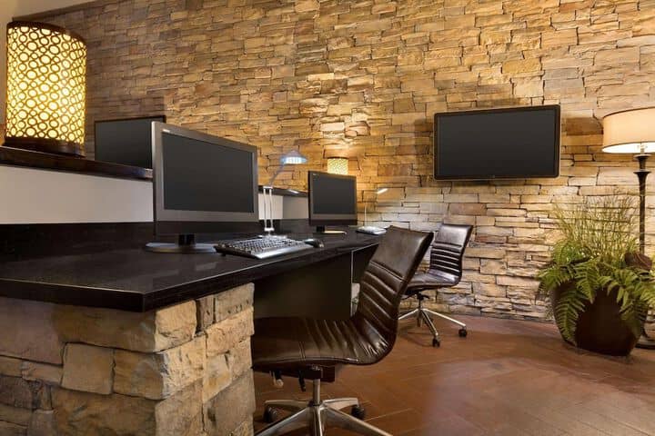 Business Center 101 of 103